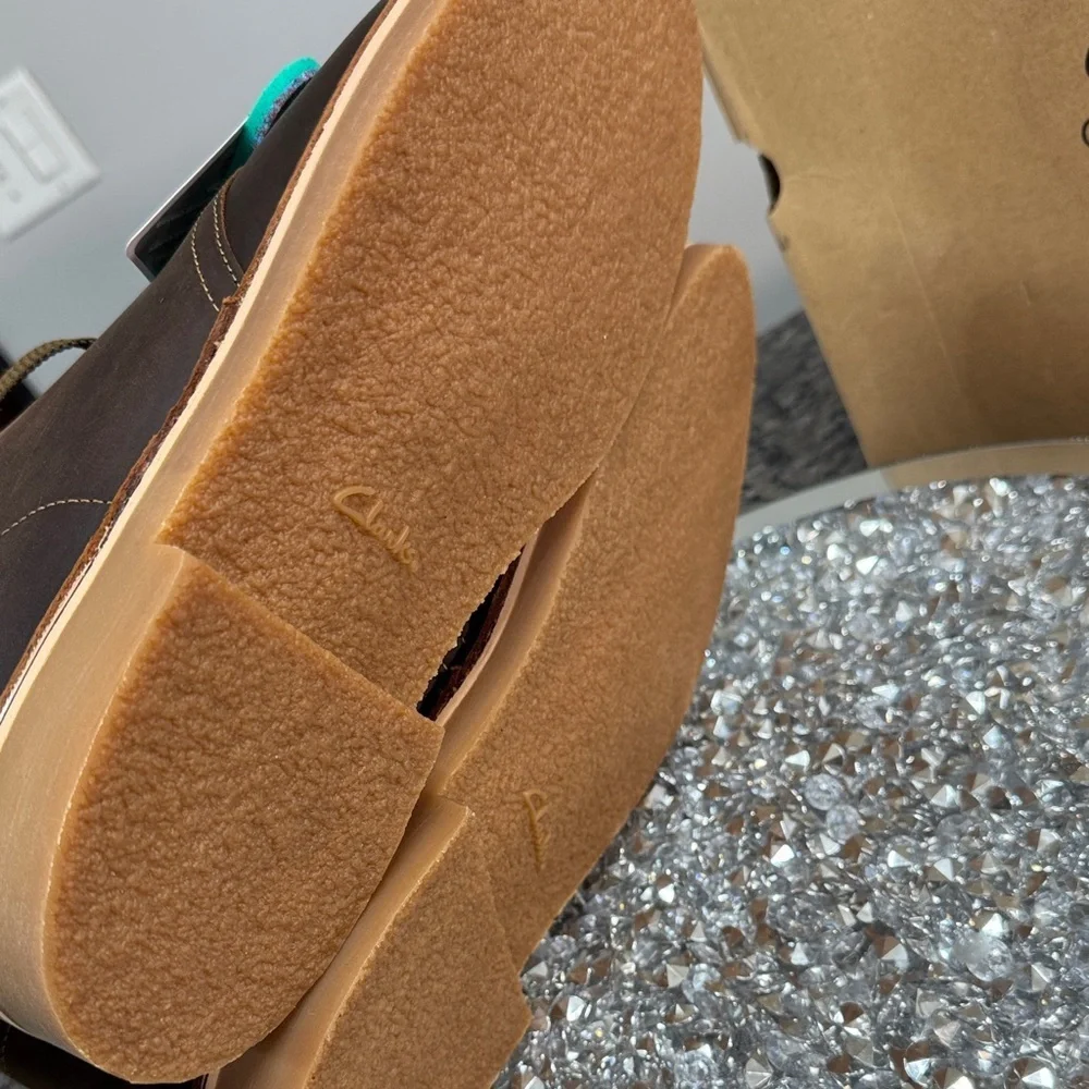 Clarks Men’s Dark Brown leather Chukka Boots with Tan Sole NEW 12W